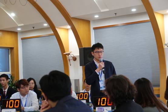 公司员工在知识竞答环节回答问题.JPG