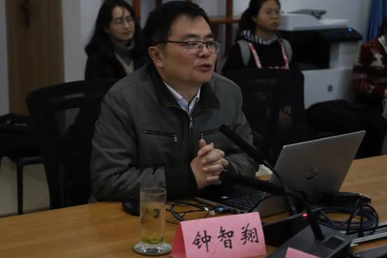 图片包含 人员, 室内, 墙壁, 餐桌

描述已自动生成